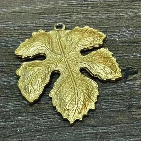 Vintage Gold Tone Maple Leaf Pendant - Picture 1 of 3